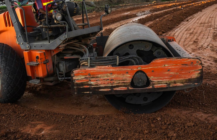Cum se aleg utilajele potrivite pentru stabilizarea solului